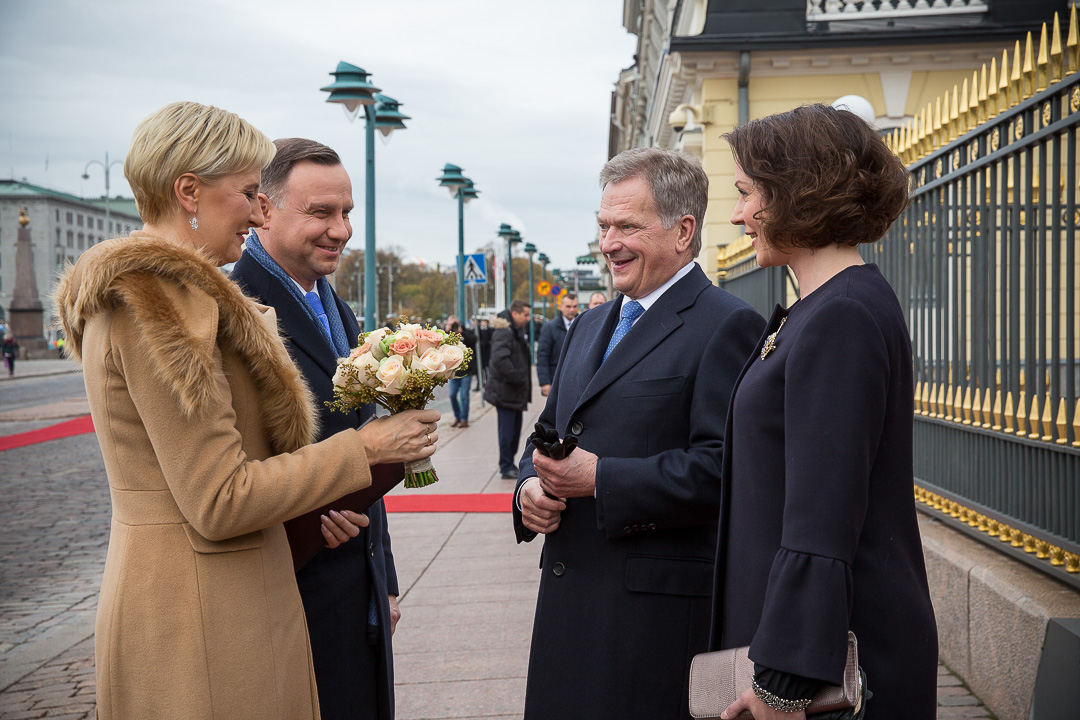 Presidentti Niinistö ja rouva Haukio vastaanottivat Puolan presidentti Andrzej Dudan ja rouva Agata Kornhauser-Dudan valtiovierailulle. Kuva: Juhani Kandell/Tasavallan presidentin kanslia