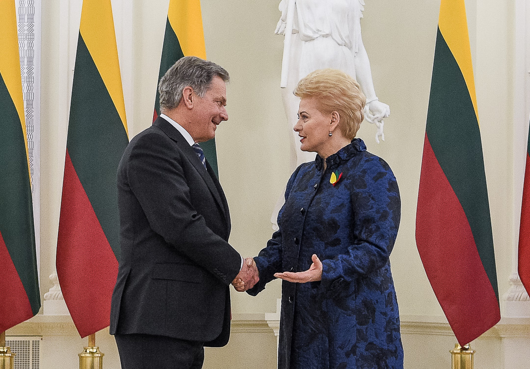 Presidentti Niinistö onnittelee Liettuan presidenttiä Dalia Grybauskaitėa Vilnassa 16. helmikuuta. Kuva: Liettuan presidentin kanslia