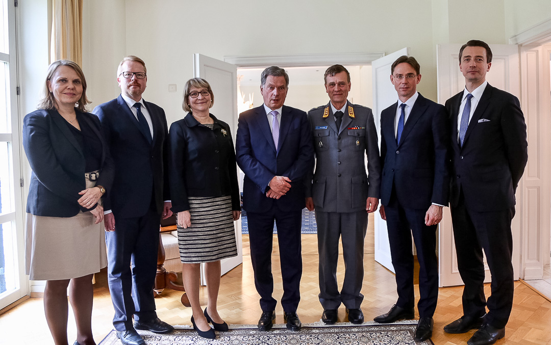 President Niinistö discussed the future of the EU’s defence policy with Finnish security experts at lunch with Vice-President of the European Commission Jyrki Katainen, Director of Security at the European Commission Ilkka Salmi, Lt General Esa Pulkkinen, Director General of the EU Military Staff, and Deputy Chief Executive of the European Defence Agency Olli Ruutu as well as Ambassadors Marja Rislakki and Sofie From-Emmesberger. Photo: Katri Makkonen/Office of the President of the Republic of Finland