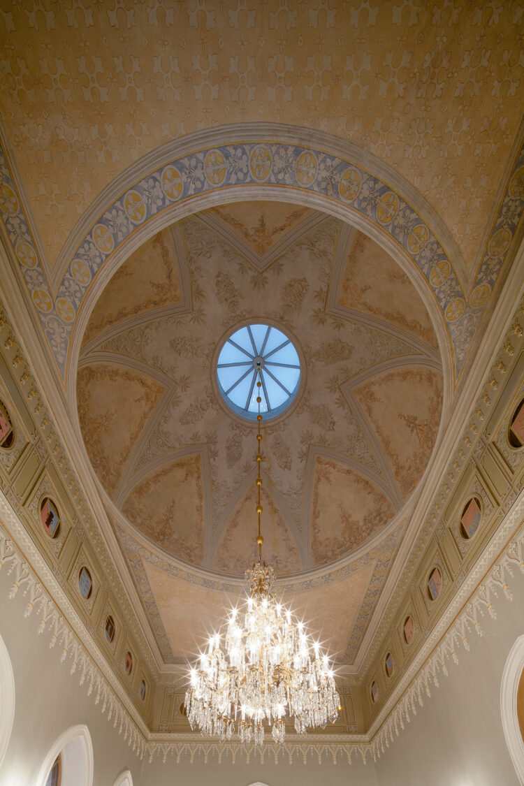 Goottilaisen salin katon koristemaalaukset on palautettu 1800-luvun lopun asuun. Salin kupolin maalauksessa on ollut viisi vaihetta. Nykyinen ulkoasu on vanhin alkuperäinen pinta toisesta vaiheesta. Kuva: Soile Tirilä/Museovirasto
