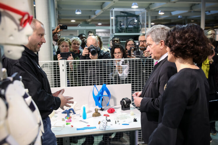 Osku Hirvonen esitteli Technobothniassa 3D-tulostusta . Kuva: Matti Porre/Tasavallan presidentin kanslia