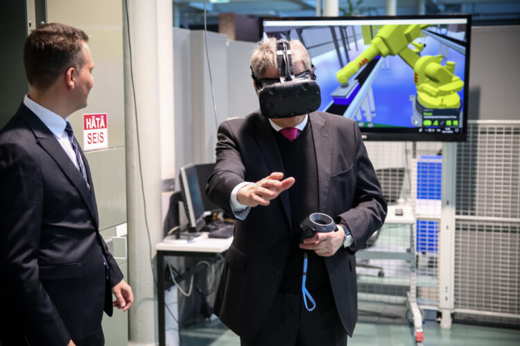 Technobothniassa presidentti kokeili virtuaalilaseja. Kuva: Matti Porre/Tasavallan presidentin kanslia