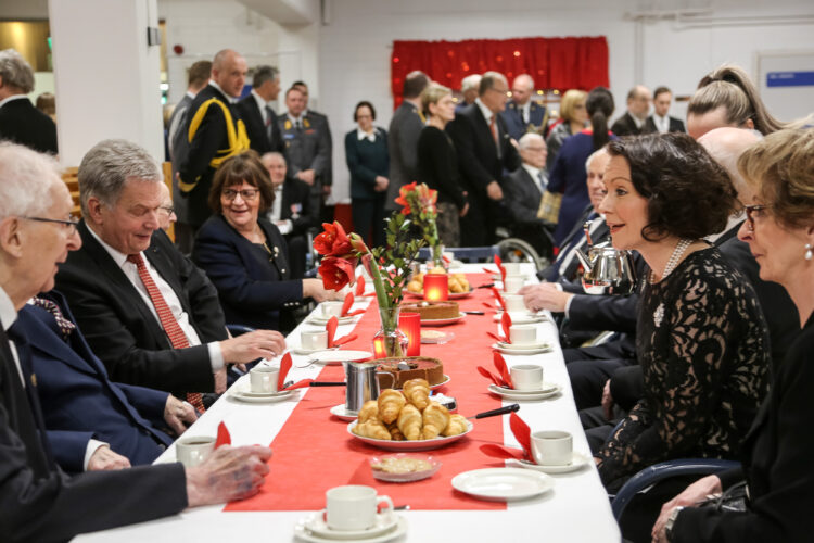Tasavallan presidentti Sauli Niinistö osallistui puolisonsa Jenni Haukion kanssa Kaunialan sairaalan perinteiseen joulujuhlaan.
