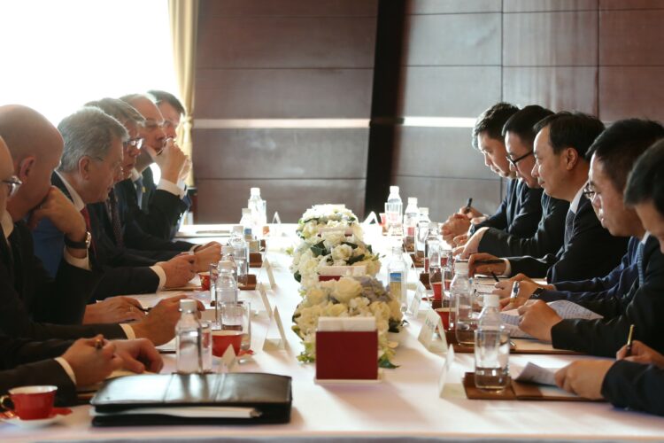 President Niinistö träffades med ordförande för Kinas utvecklingsbank Zhao Huan i Peking. Bild: Matti Porre/Republikens presidents kansli