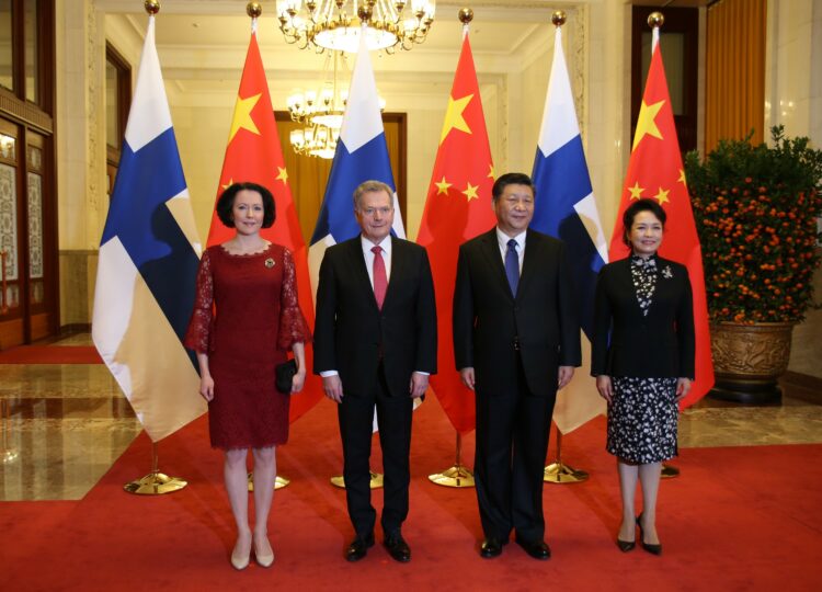 Kiinan presidentti Xi Jinping ja rouva Peng Liyuan toivottivat presidentti Niinistön ja rouva Jenni Haukion tervetulleiksi valtiovierailulle Kiinaan. Kuva: Matti Porre/Tasavallan presidentin kanslia