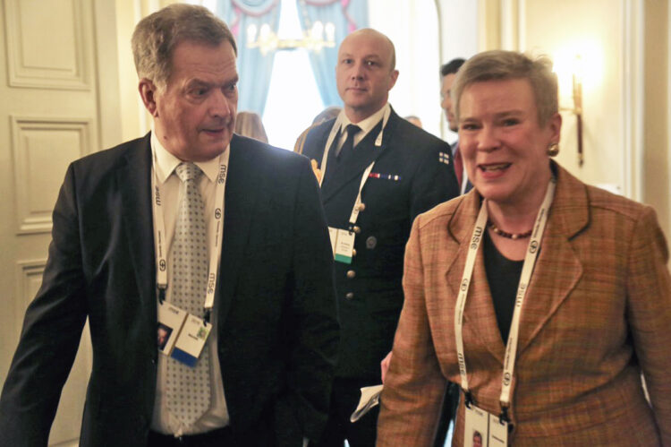 Presidentti Niinistö ja Naton varapääsihteeri Rose Gottemoeller keskustelivat Münchenin turvallisuuskonferenssissa. Kuva: Katri Makkonen/Tasavallan presidentin kanslia