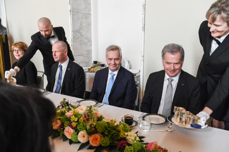 Kahvitilaisuus puheiden jälkeen eduskunnassa. Kuva: Hanne Salonen / Eduskunta