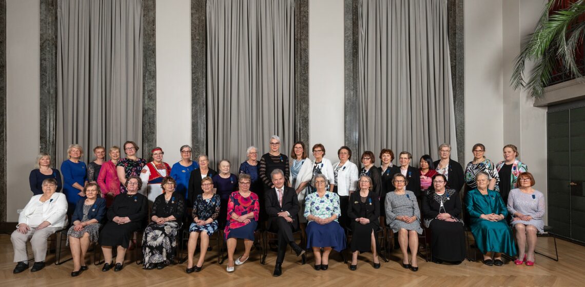 Palkitut äidit ryhmäkuvassa presidentti Niinistön kanssa. Kuva: MLL/Samuli Miettinen