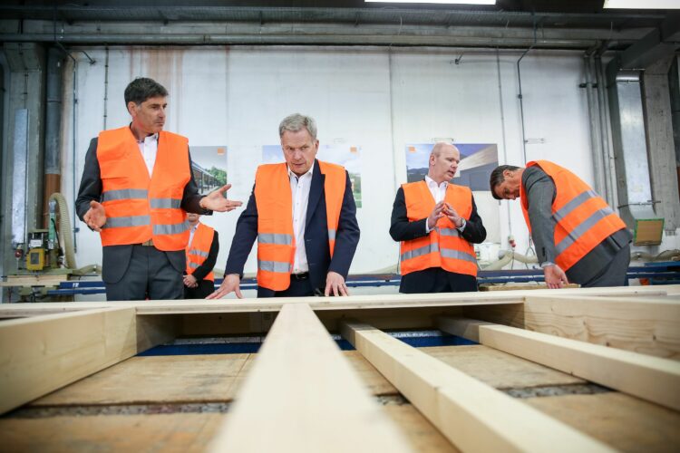 Presidents Niinistö and Pahor visited wooden house company Jelovica in Preddvor. Photo: Matti Porre/Office of the Republic of Finland