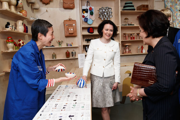 Rouva Kim Jung-sook ja rouva Jenni Haukio vierailivat Designmuseossa. Kuva: Roni Rekomaa/Tasavallan presidentin kanslia