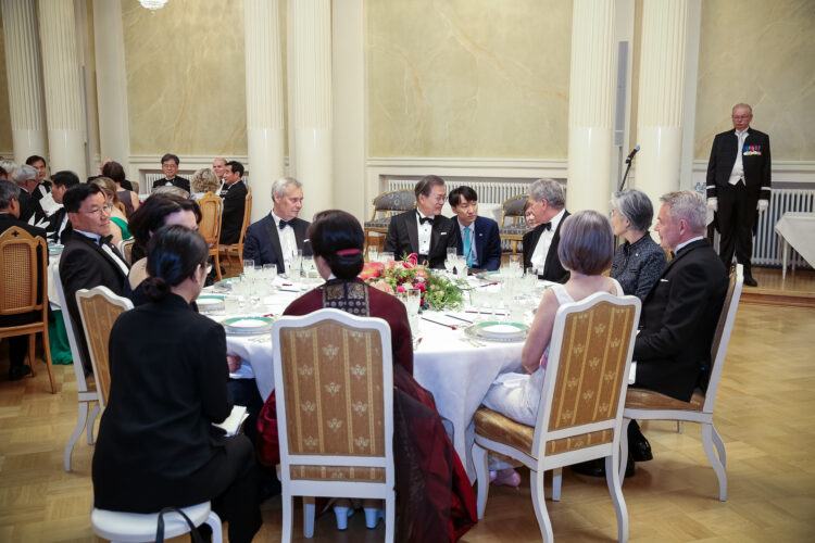 Presidenttipari tarjosi juhlapäivällisen valtiovierailun kunniaksi. Kuva: Juhani Kandell/Tasavallan presidentin kanslia