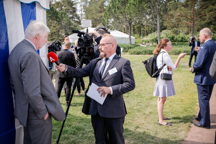 Median työskentelyä Kultarannassa. Kuva: Matti Porre/Tasavallan presidentin kanslia