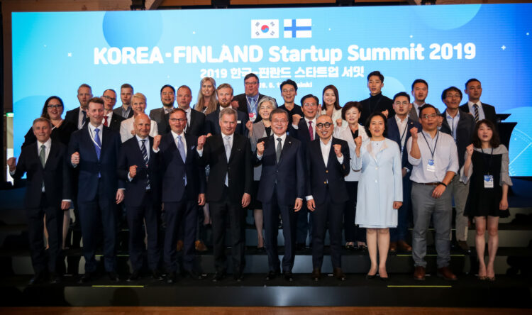 Family photo at the Korea–Finland Startup Summit. Photo: Matti Porre/Office of the President of the Republic of Finland