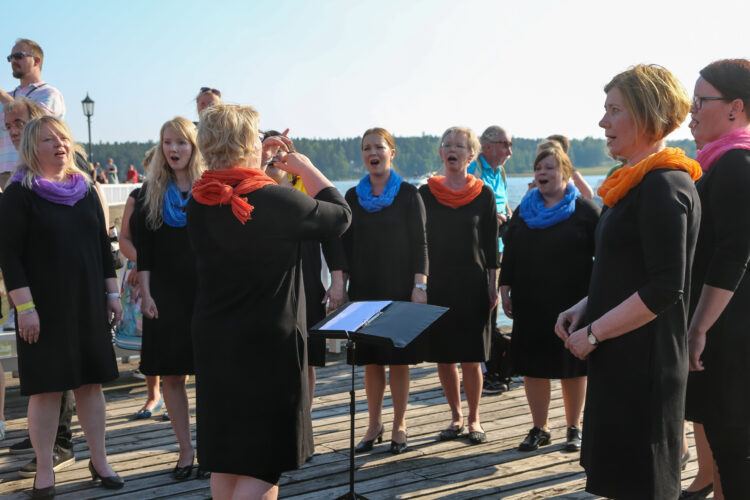 Helianthus-kuoro esitti kappaleen "Laulua elämä soi". Kuva: Katri Makkonen/Tasavallan presidentin kanslia