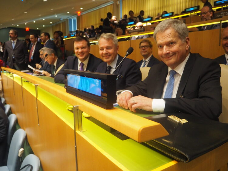Behind the Finland sign at the opening of the UN General Assembly: President Sauli Niinistö, Minister for Foreign Affairs Pekka Haavisto, and Minister of Development & Trade Ville Skinnari. Photo: Jouni Mölsä/Office of the President of the Republic of Finland