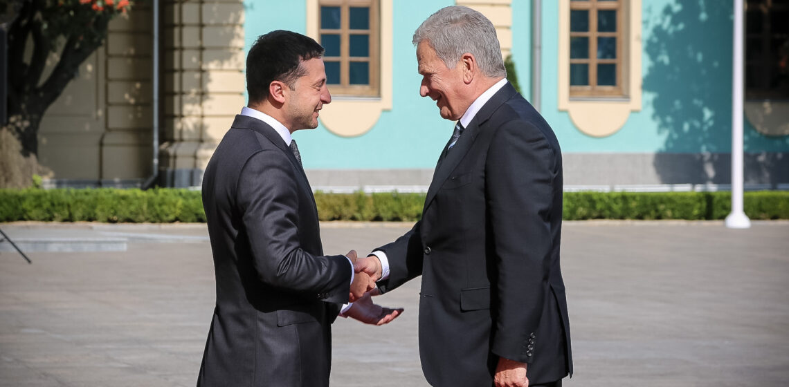 Ukrainan presidentti Volodymyr Zelenskyi vastaanottaa presidentti Niinistön vierailulle. Kuva: Riikka Hietajärvi/Tasavallan presidentin kanslia