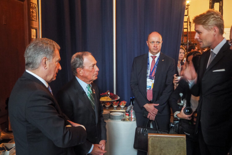 Presidentti Niinistö, Michael Bloomberg ja Compensate-säätiön perustaja Antero Vartia Bloomberg Global Business Forumissa. Kuva: Jouni Mölsä/Tasavallan presidentin kanslia