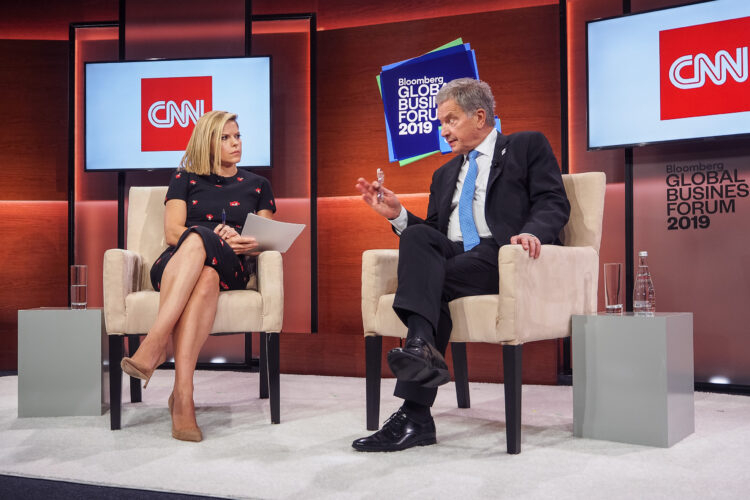 Presidentti Niinistö CNN:n Kate Bolduanin haastateltavana Bloomberg Global Business Foorumissa. Kuva: Jouni Mölsä/Tasavallan presidentin kanslia