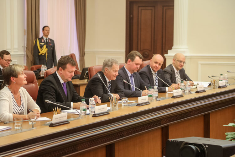 Presidentti Niinistö ja Ukrainan parlamentin puhemies Dmytro Razumkov tapasivat parlamenttitalolla. Kuva: Riikka Hietajärvi/Tasavallan presidentin kanslia
