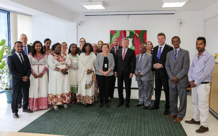 Presidentti Sauli Niinistö yhteiskuvassa Suomen Addis Abeban -suurlähetystön henkilökunnan kanssa. Kuva: Juhani Kandell/Tasavallan presidentin kanslia