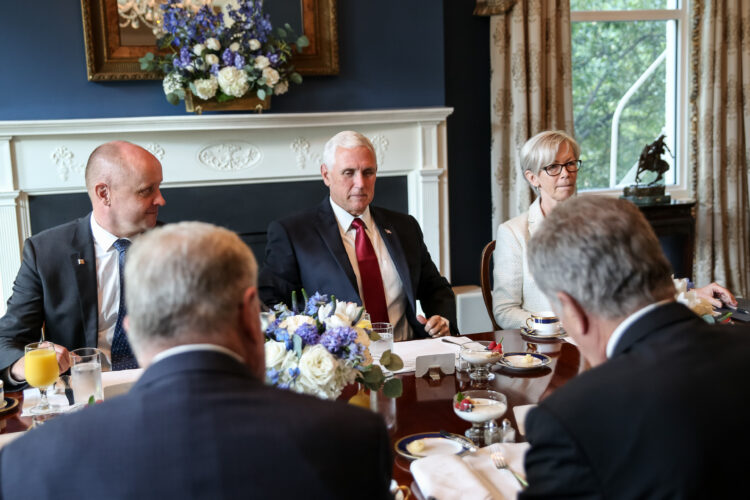 Presidentti Niinistö tapasi Yhdysvaltain varapresidentin Mike Pencen aamiaisella tämän virka-asunnolla. Kuva: Matti Porre/Tasavallan presidentin kanslia