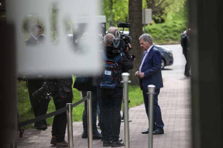 Republikens president Sauli Niinistö anländer till Yles studiohus i Helsingfors den 24 maj 2020. Foto: Matti Porre/Republikens presidents kansli
