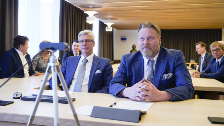 Seinäjokis stadsdirektör Jorma Rasinmäki och ordföranden för stadsfullmäktige Kimmo Heinonen önskade president Niinistö välkommen till det virtuella besöket.  Foto: Seinäjoki stad