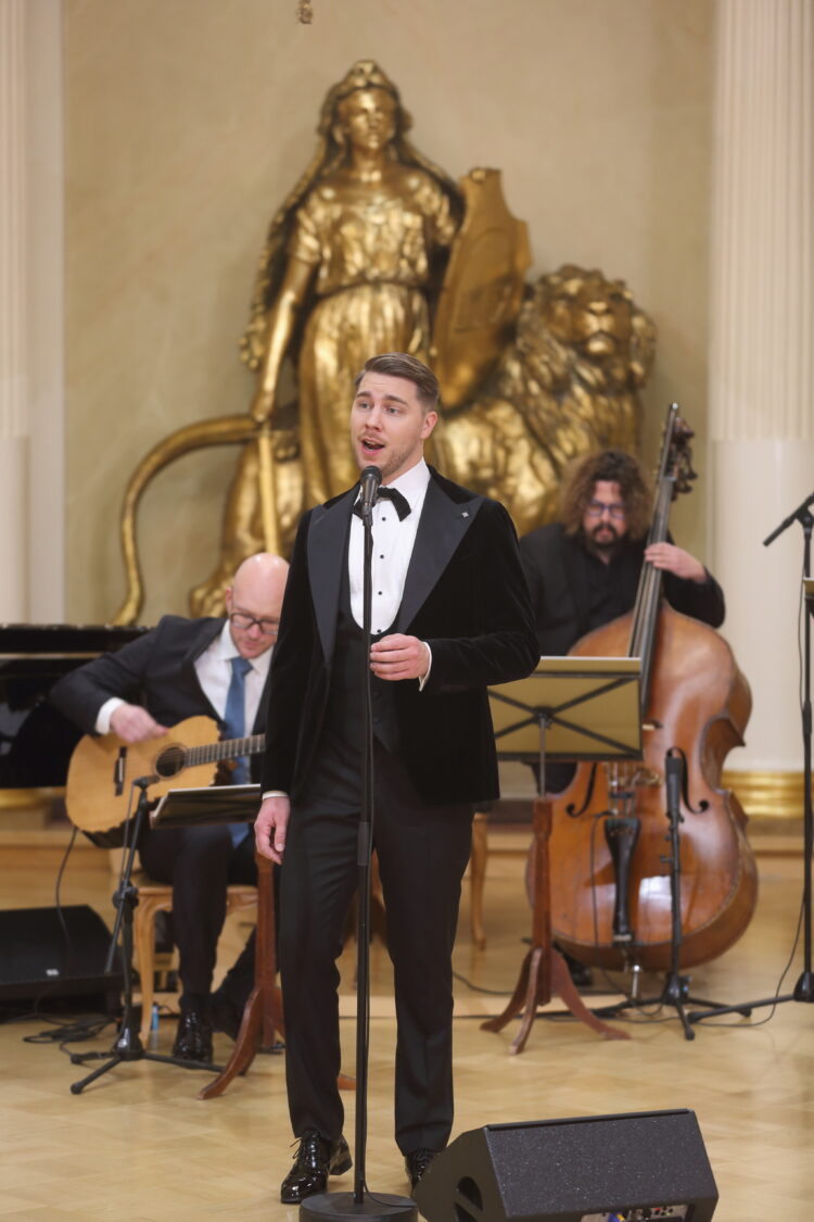 Aarne Pelkonen uppträder med sång i Rikssalen i Presidentens slotts på självständighetsdagsfesten. Foto: Juhani Kandell/Republikens presidents kansli