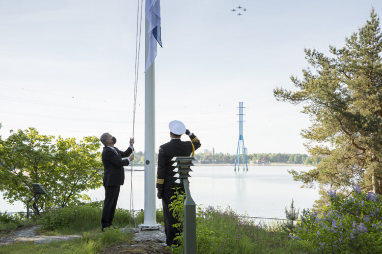 Presidentti Niinistö nosti lipun salkoon lippujuhlan päivän kunniaksi. Kuva: Jon Norppa/Tasavallan presidentin kanslia