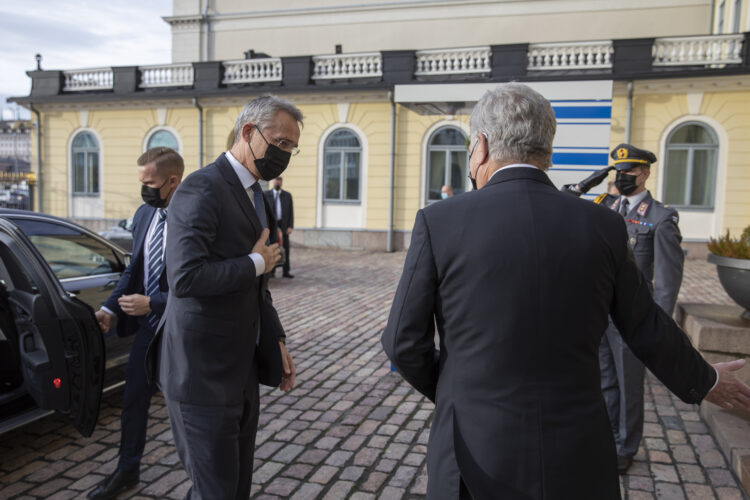President Niinistö tar emot Nordatlantiska rådets ordförande, Natos generalsekreterare Jens Stoltenberg. Foto: Matti Porre/Republikens presidents kansli
