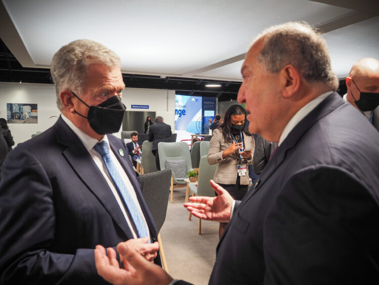 President Niinistö in discussions with President of Armenia Armen Sarkissian at the UN COP26 Climate Change Conference in Glasgow on 1 November 2021. Photo: Tino Savolainen/Office of the President of the Republic of Finland