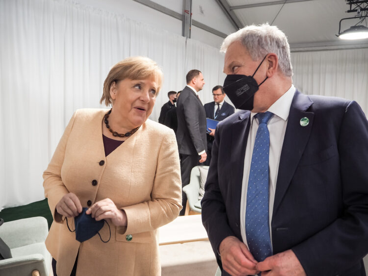 Presidentti Niinistö ja Saksan liittokansleri Angela Merkel YK:n COP26-ilmastokokouksessa Glasgow’ssa 1. marraskuuta 2021. Kuva: Tino Savolainen/Tasavallan presidentin kanslia