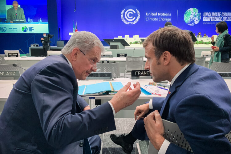 Presidentti Niinistö ja Ranskan presidentti Emmanuel Macron YK:n COP26-ilmastokokouksessa Glasgow’ssa 1. marraskuuta 2021. Kuva: Jukka Siukosaari/Suomen Lontoon-suurlähetystö