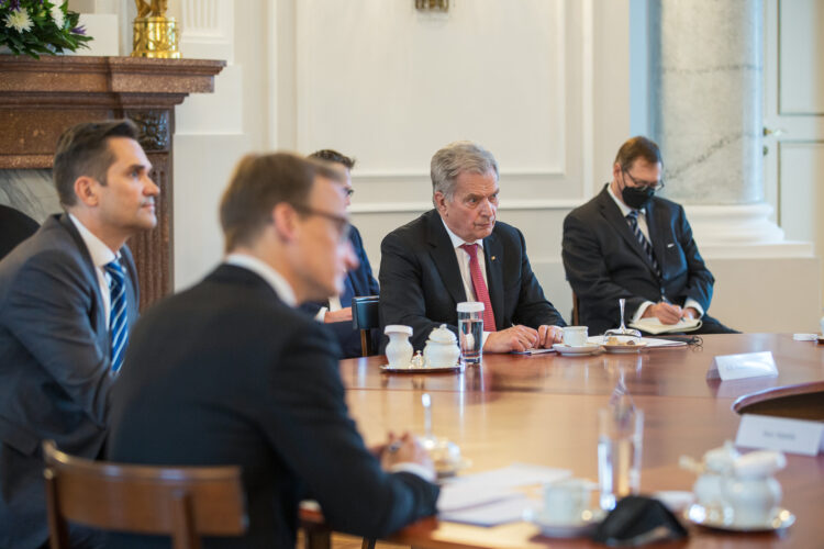 Rundabordsdiskussion om Helsingforsandan tillsammans med president Steinmeier och finländska och tyska experter. Foto: Matti Porre/Republikens presidents kansli
