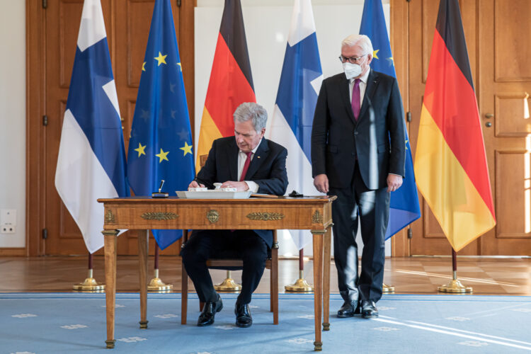 Signing the guestbook. Photo: Matti Porre/Office of the President of the Republic of Finland