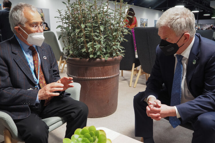 Presidentti Niinistö tapasi ilmastokokouksessa lordi Nicholas Sternin, joka julkaisi vuonna 2006 Sternin raportin ilmastonmuutoksen maailmanlaajuisista talousvaikutuksista. Kuva: Tino Savolainen/Tasavallan presidentin kanslia