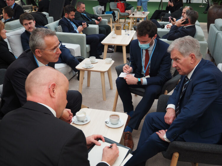 President Niinistö träffade Natos generalsekreterare Jens Stoltenberg vid FN:s klimattoppmöte COP26 i Glasgow den 2 november 2021. Foto: Tino Savolainen/Republikens presidents kansli