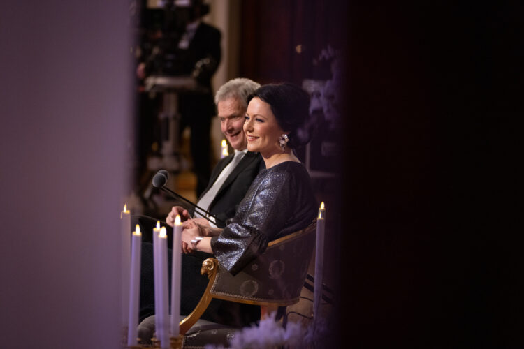 Republikens president Sauli Niinistö och hans maka Jenni Haukio under självständighetsdagens tv-sändning den 6 december 2021. Foto: Jon Jorppa/Republikens presidents kansli