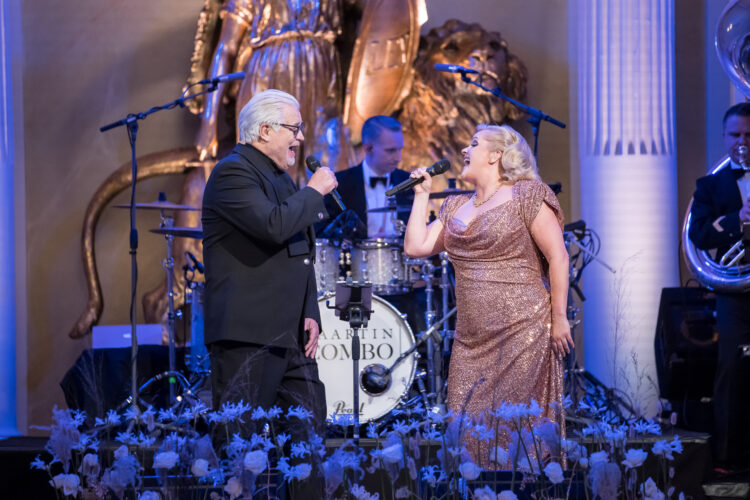 Nina Tapio and Kai Hyttinen performed in the Hall of State, accompanied by the Kaartin Combo band. Photo: Matti Porre/Office of the President of the Republic of Finland