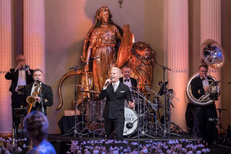 Elastinen performed in the Hall of State, accompanied by the Kaartin Combo band. Photo: Matti Porre/Office of the President of the Republic of Finland