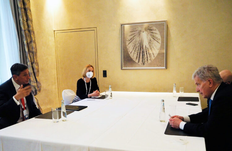 Presidentti Niinistö keskusteli Slovenian presidentti Borut Pahorin kanssa mm. Ukrainasta ja Euroopan turvallisuustilanteesta Münchenissa 18. helmikuuta 2022. Kuva: Tino Savolainen/Tasavallan presidentin kanslia
