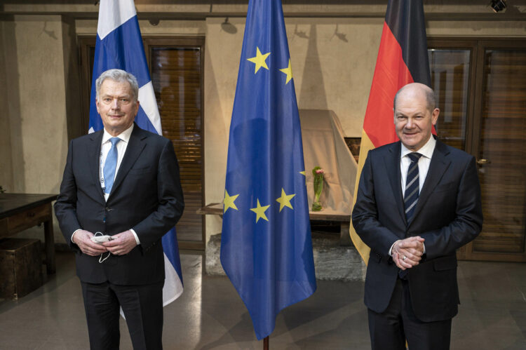 Presidentti Niinistö keskusteli Saksan liittokansleri Olaf Scholzin kanssa Münchenin turvallisuuskonferenssissa 19. helmikuuta 2022 mahdollisista ratkaisuista tämänhetkiseen kriisiin. Kuva: Bundesregierung / Bergmann
