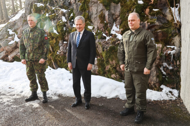 President Niinistö inspected the local defence exercise Kehä 1/22, led by the Guard Jaeger Regiment. Also pictured are General Timo Kivinen, Commander of the Defence Forces, and Vesa Sundqvist, District Director, National Defence Training Association of Finland (MPK). Photo: Lotta Laaksonen / Guard Jaeger Company