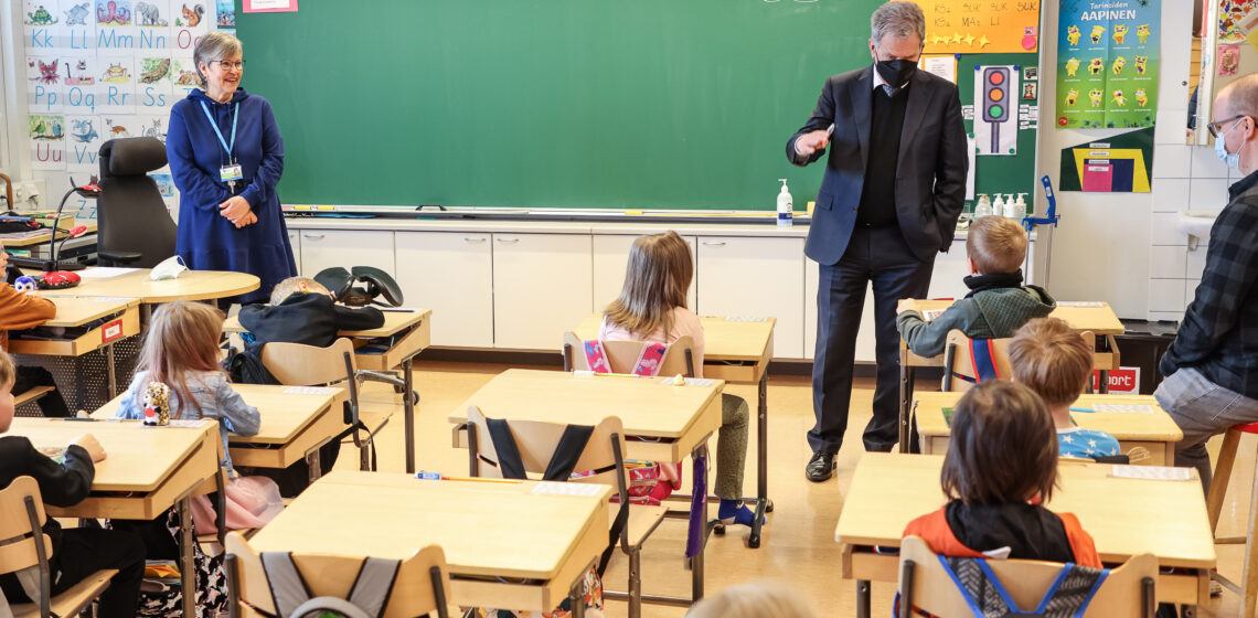 President Niinistö var med på lektioner i musik, finska och matematik. Foto: Jouni Mölsä/Republikens presidents kansli