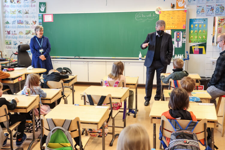 President Niinistö var med på lektioner i musik, finska och matematik. Foto: Jouni Mölsä/Republikens presidents kansli