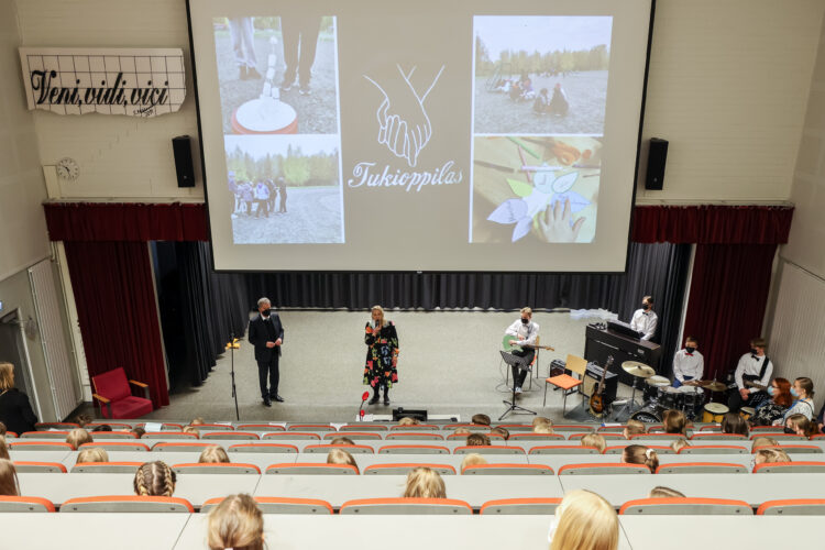 I Jopensali, som är uppkallad efter Jope Ruonansuu, diskuterade president Niinistö med eleverna och lärarna hur mobbning kan förebyggas. Skolorkestern och -kören framförde Ruonansuus musik. Foto: Jouni Mölsä/Republikens presidents kansli