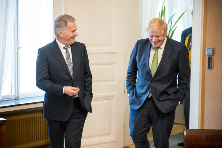 President Niinistö och premiärminister Johnson diskuterar på Presidentens slott den 11 maj 2022. Foto: Matti Porre/Republikens presidents kansli