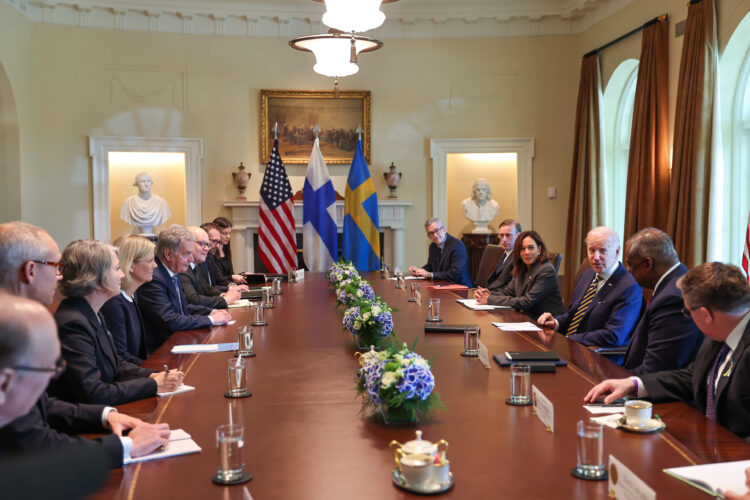 Tasavallan presidentti Sauli Niinistö tapasi Yhdysvaltain presidentti Joseph R. Bidenin yhdessä Ruotsin pääministeri Magdalena Anderssonin kanssa Valkoisessa talossa torstaina 19. toukokuuta 2022. Kuva: Riikka Hietajärvi/Tasavallan presidentin kanslia  