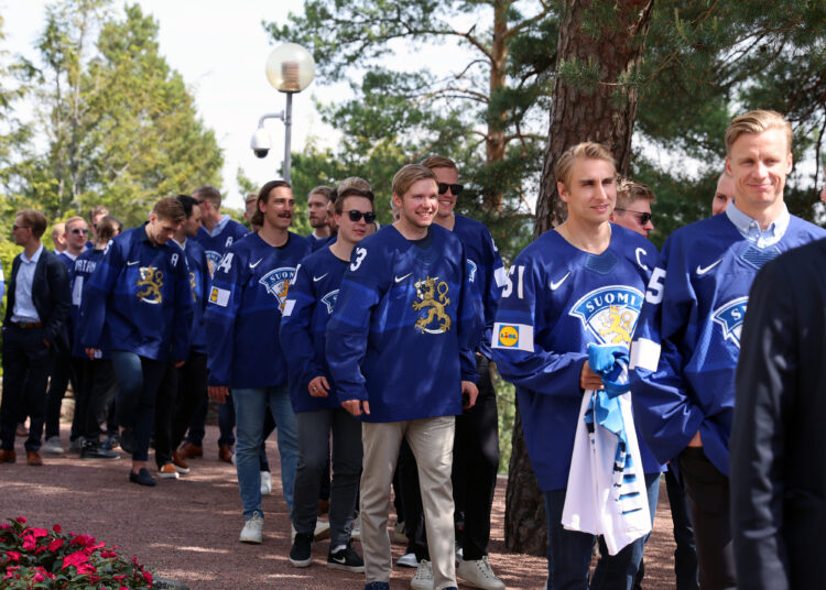 Finlands ishockeylandslag Lejonen anländer till Gullranda. Foto: Riikka Hietajärvi/Republikens presidents kansli