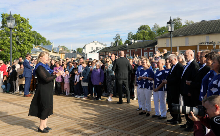 The Naantali Chamber Choir greeted the presidential couple with a song performance. Like often before, hundreds of members of the public were present. Photo: Riikka Hietajärvi/Office of the President of the Republic of Finland